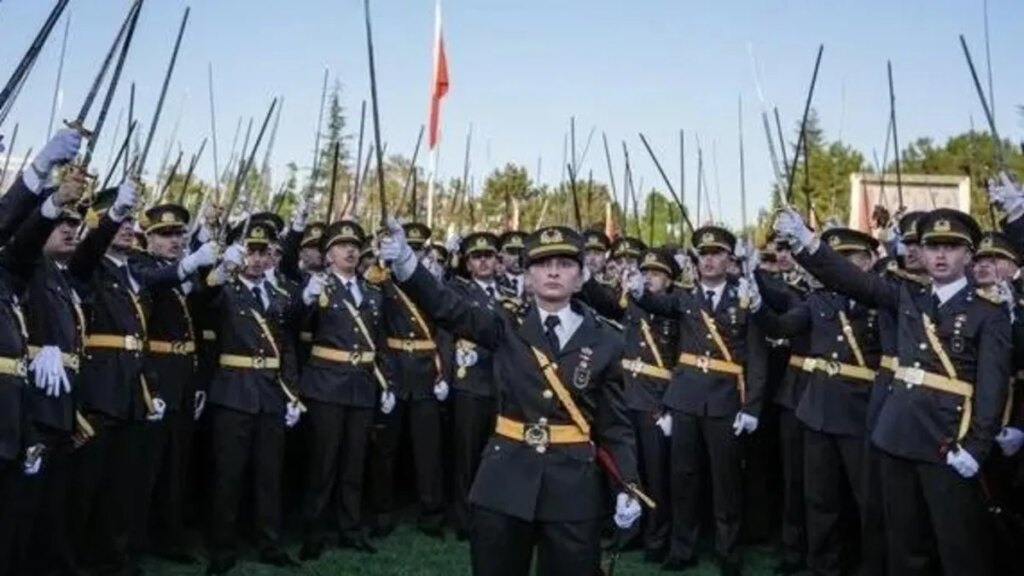 Teğmenlerin kılıçlı korsan yemini tartışma yarattı!