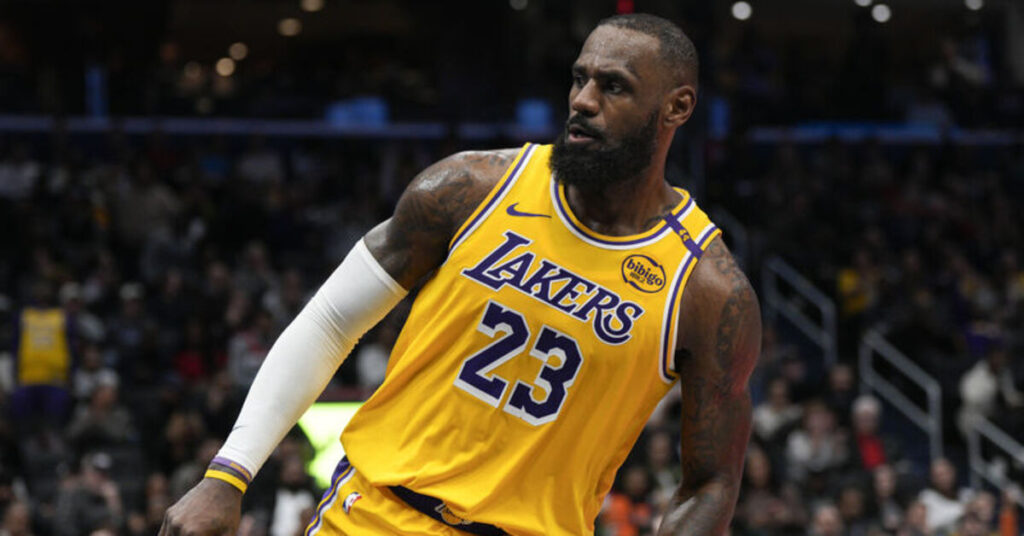 LeBron James Tarihe Geçti: Triple-Double Yaptı!