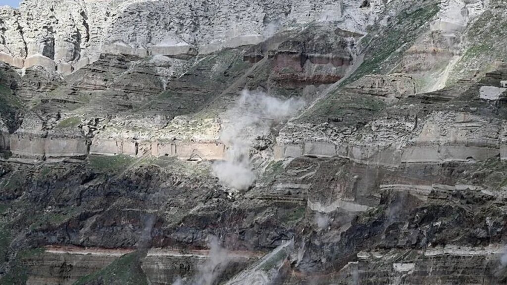 Santorini Adası’nda Toprak Kaymaları! AFAD’dan Açıklama