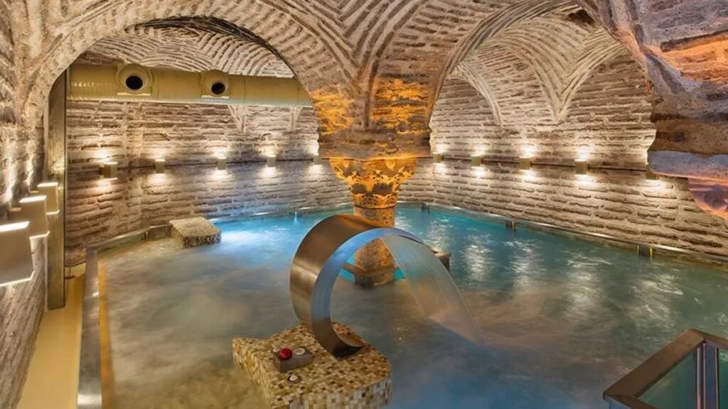 İstanbul’daki Tarihi Sarnıçta Havuz Skandalı!