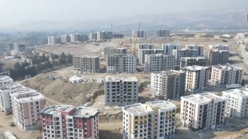 Hatay’da Depremzedelerin İsyanı: “Yeniden Ayakta Kalıyoruz!”