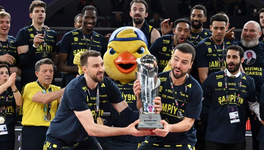 Fenerbahçe Beko, Beşiktaş Fibabanka’yı 104-81 yenerek kupanın sahibi oldu!