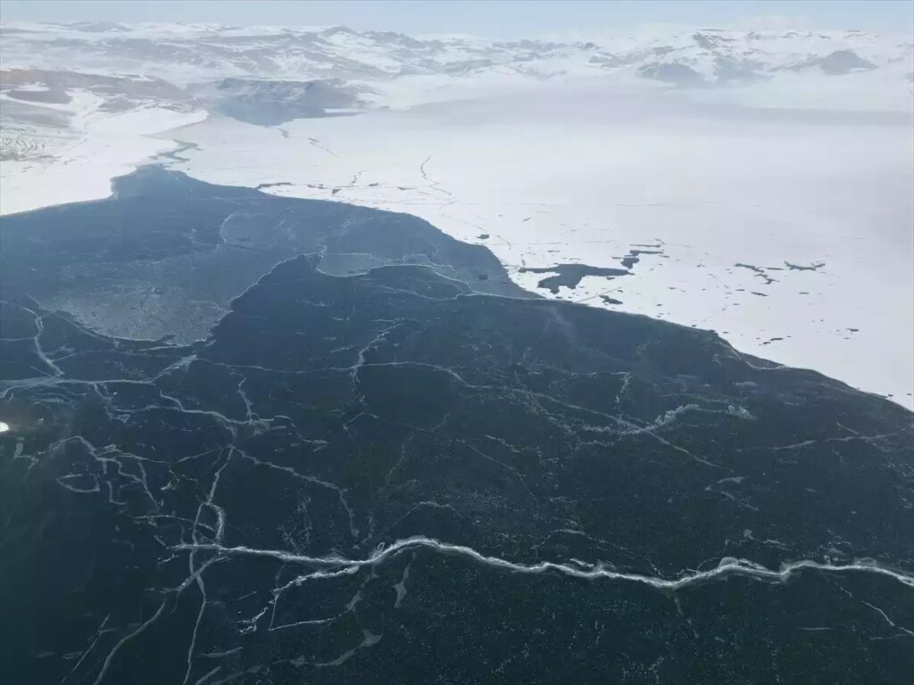Ağrı’da Yazıcı Barajı Buzla Kaplandı!