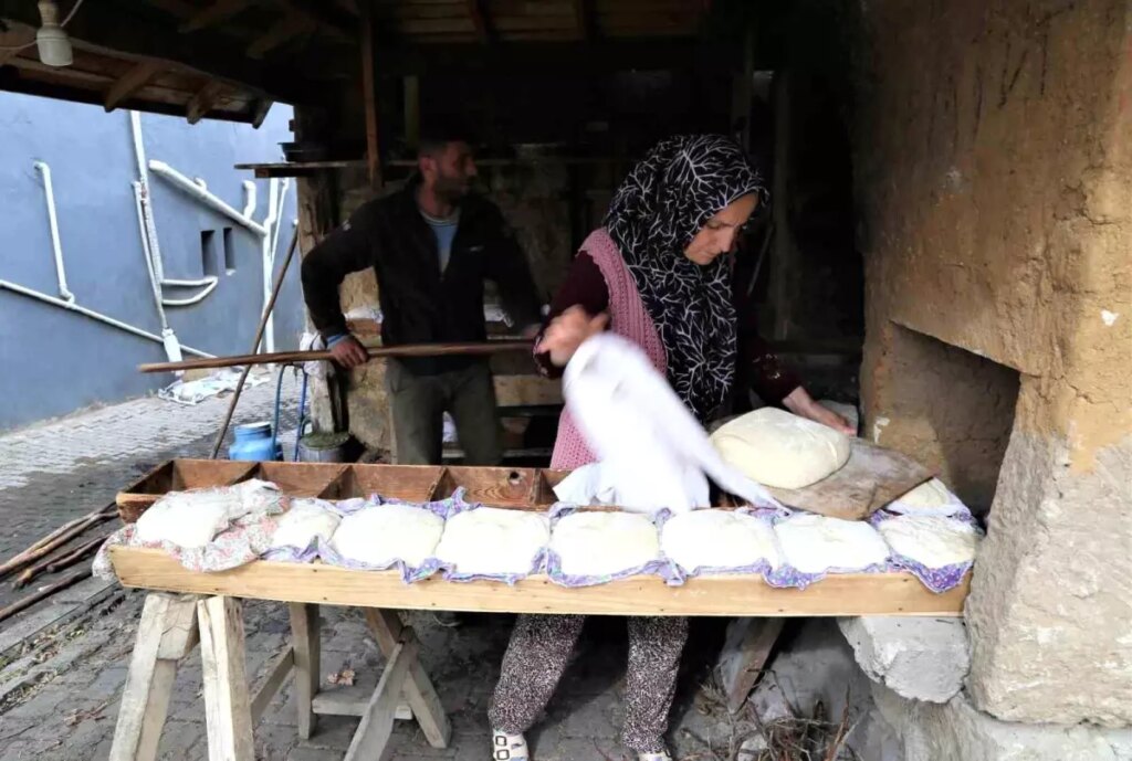 Gördes’te Mahalle Fırınlarında Ekşi Mayalı Ekmek Üretimi