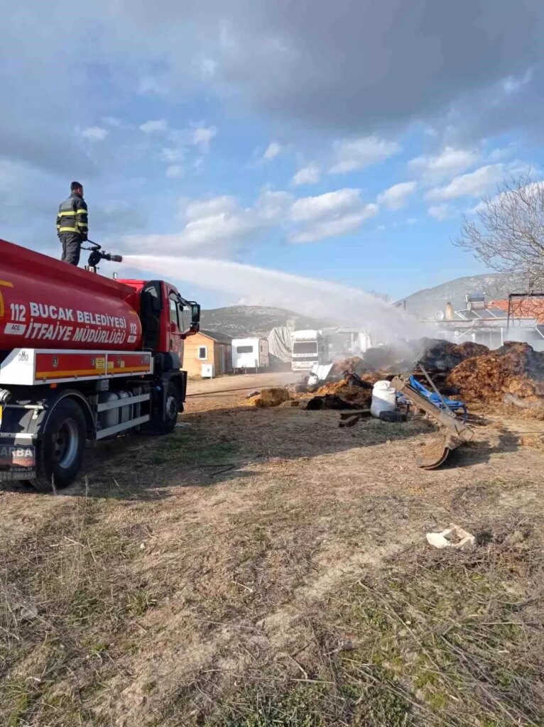 Çiftlikte çıkan yangında bin saman balyası kül oldu
