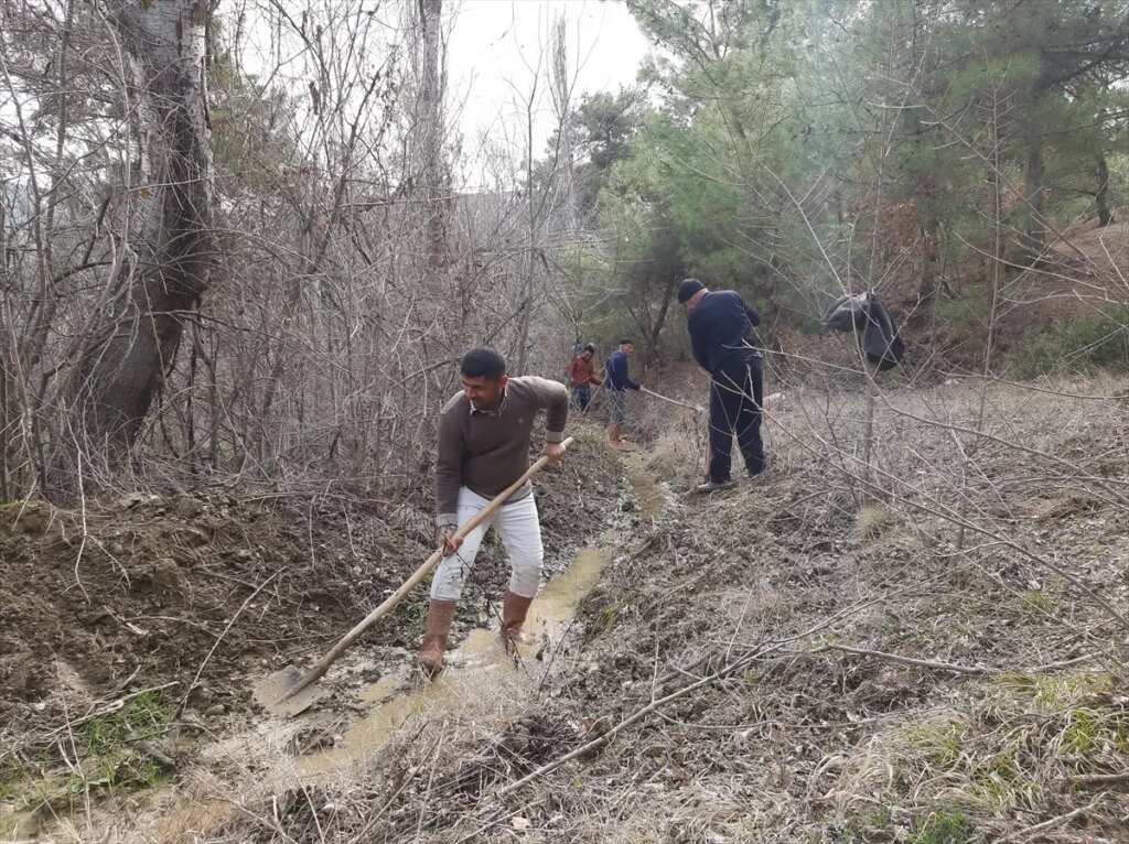 Çorum’da İmece Usulü Su Kanalı Temizliği