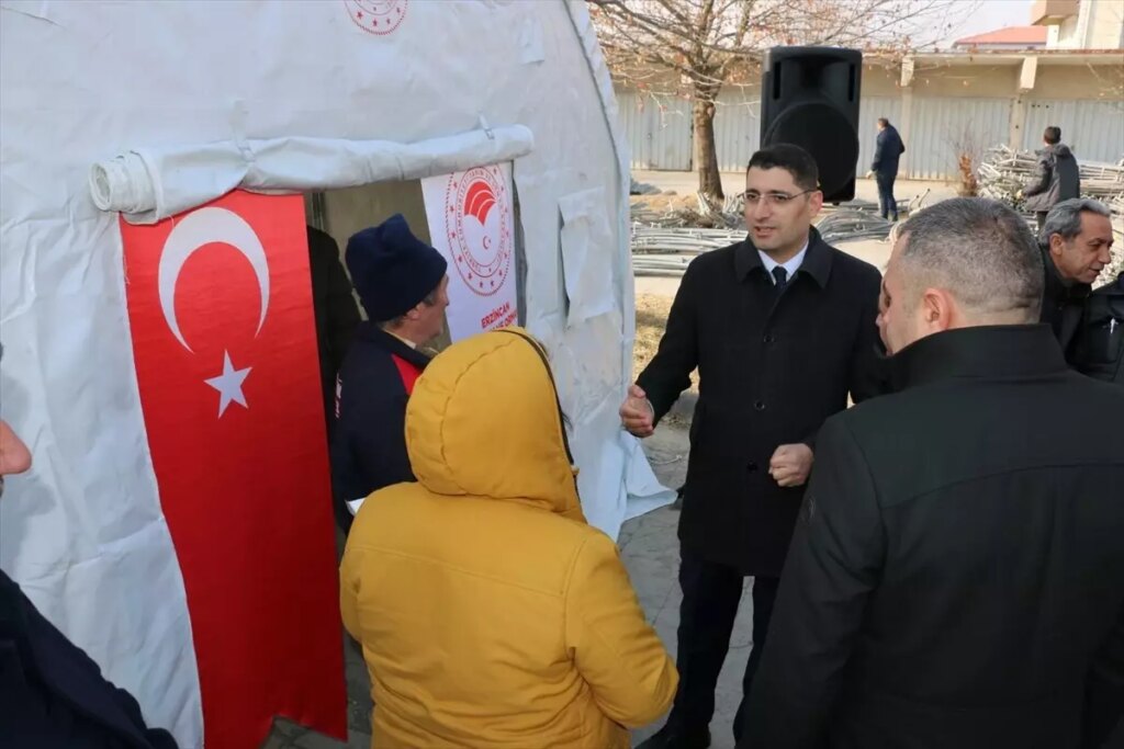 Erzincan’da Ağılları Çöken Çiftçilere Çadır Dağıtımı