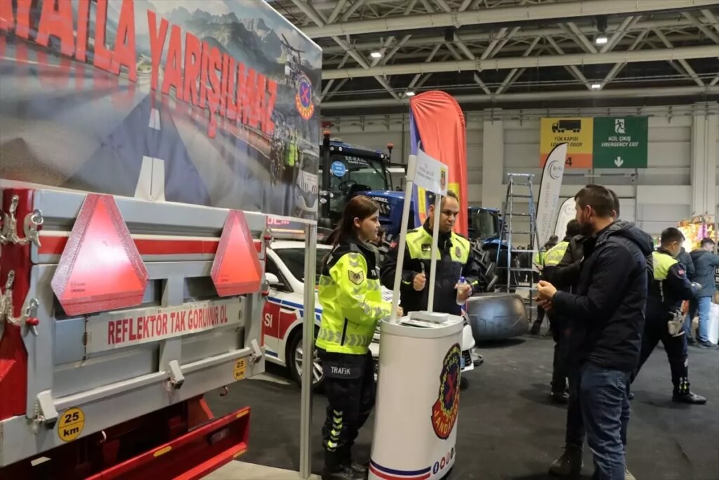 Kayseri’de Jandarma Çiftçilere Trafik Kurallarını Anlattı!