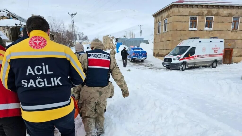 Karda Mahsur Kalan Hamile Kadın İçin Ekipler Seferber Oldu