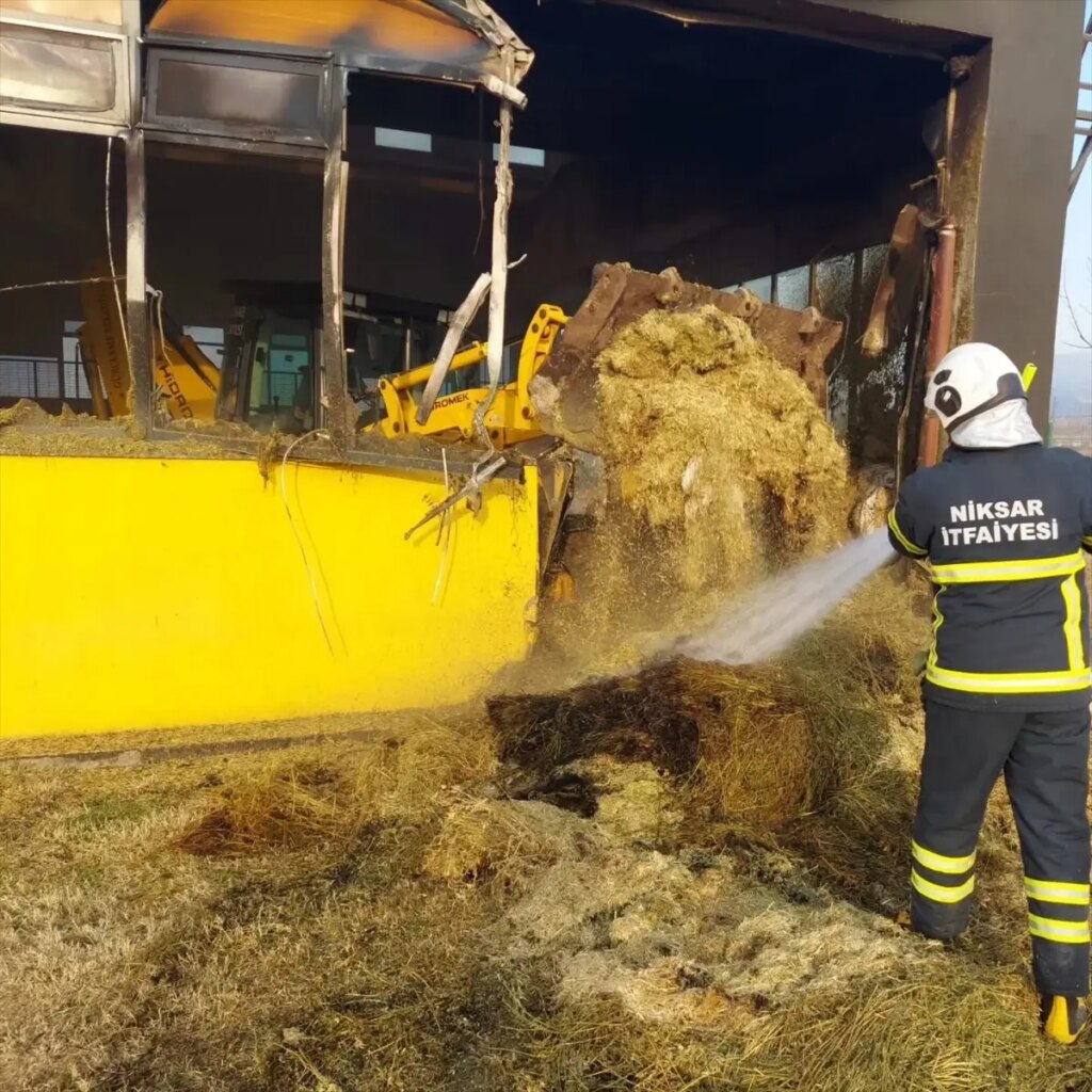 Niksar’da Çıkan Yangında 19 Saman Balyası Yanarak Kül Oldu