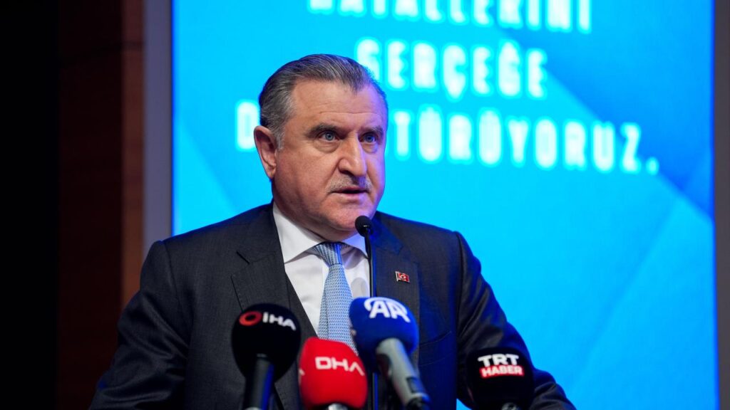 Bakan Bak Gençlere Önerilerini Paylaştı