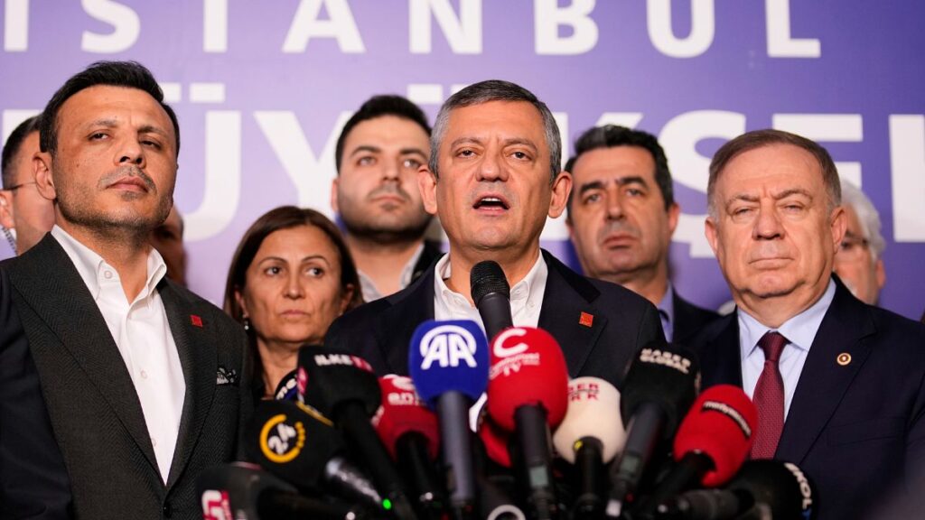 CHP Lideri Özgür Özel, İmamoğlu ve Belediye Başkanlarını Ziyaret Etti