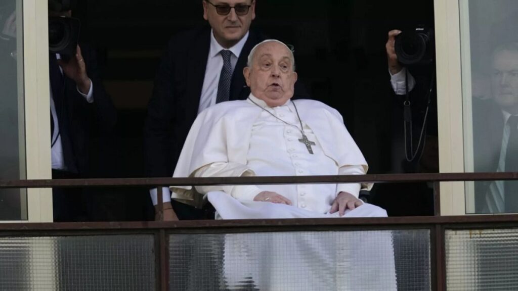 Papa Francis Halkı Selamladı, Hastaneden Ayrıldı