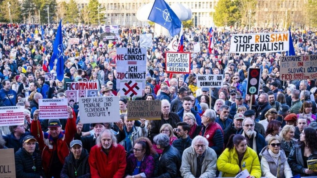 Binlerce protestocu, Slovakya’da Fico’ya karşı sokaklara döküldü