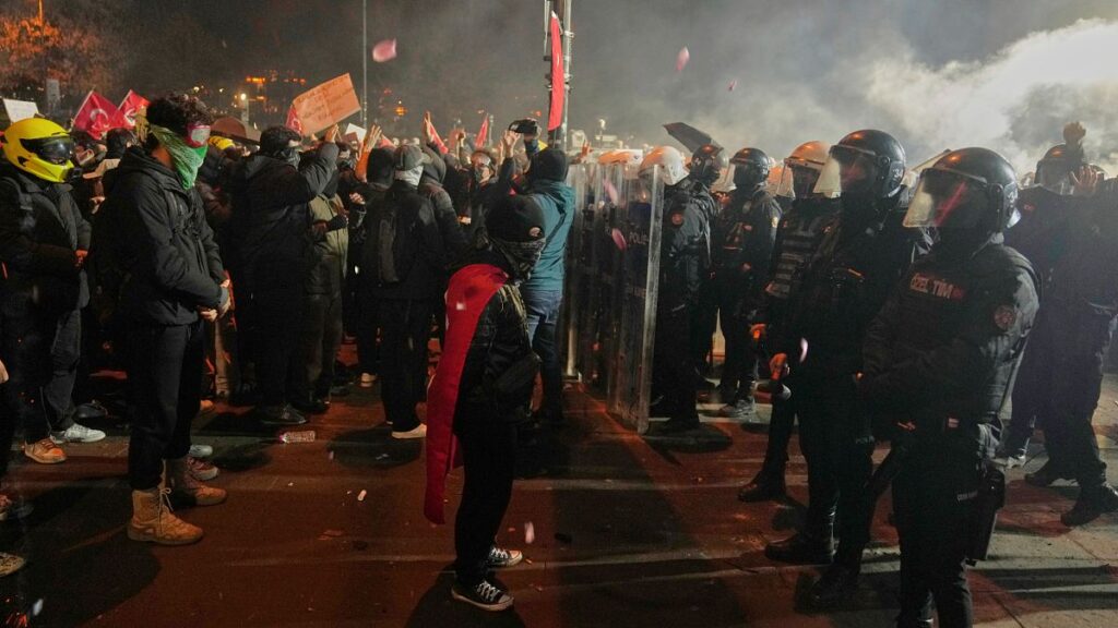 Türk Polisinin Protestolara Şiddet Uygulaması Endişe Verici