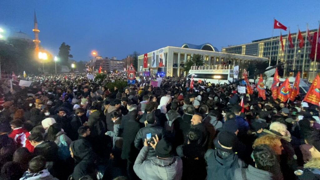 Özgür Özel: “Bugün burada 210.000 kişiyiz!”