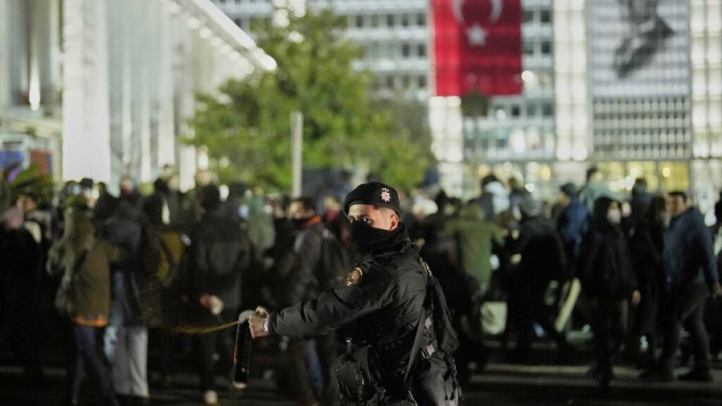 İBB’de 91 Kişi Gözaltında: Yolsuzluk ve Terör Soruşturması