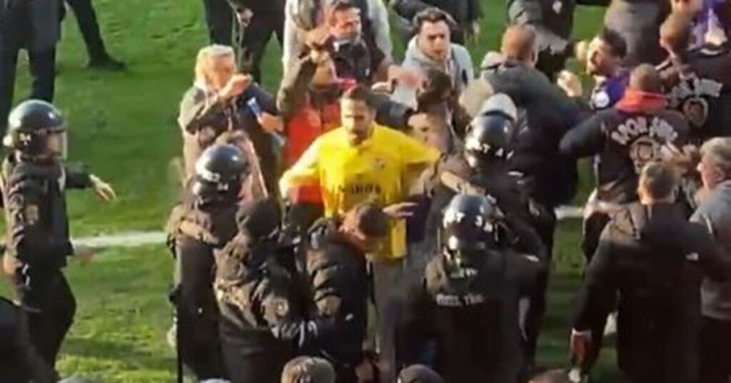 Eyüpspor – Konyaspor Maçında Sahada ve Tribünde Kavga!