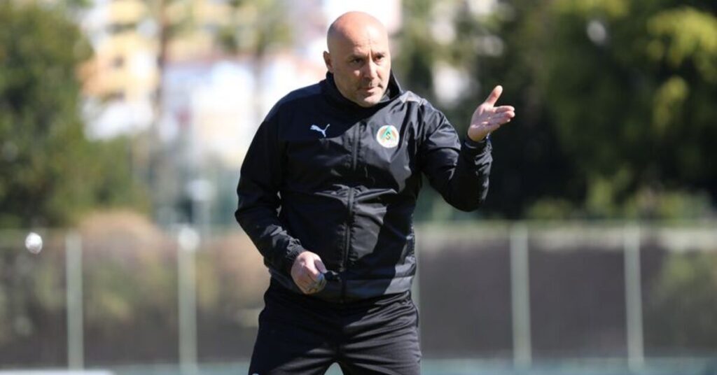 Alanyaspor, Teknik Direktör Sami Uğurlu ile Yollarını Ayırdı