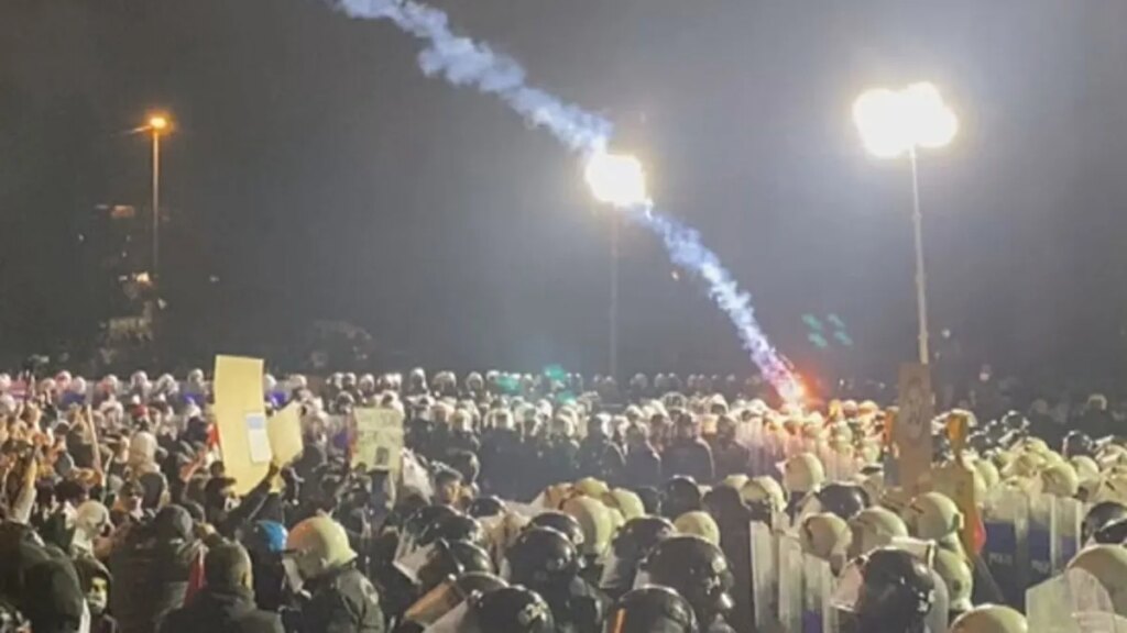 İmamoğlu’nun Tutuklanması Protesto Edildi: Polise Yanıcı Madde Atıldı