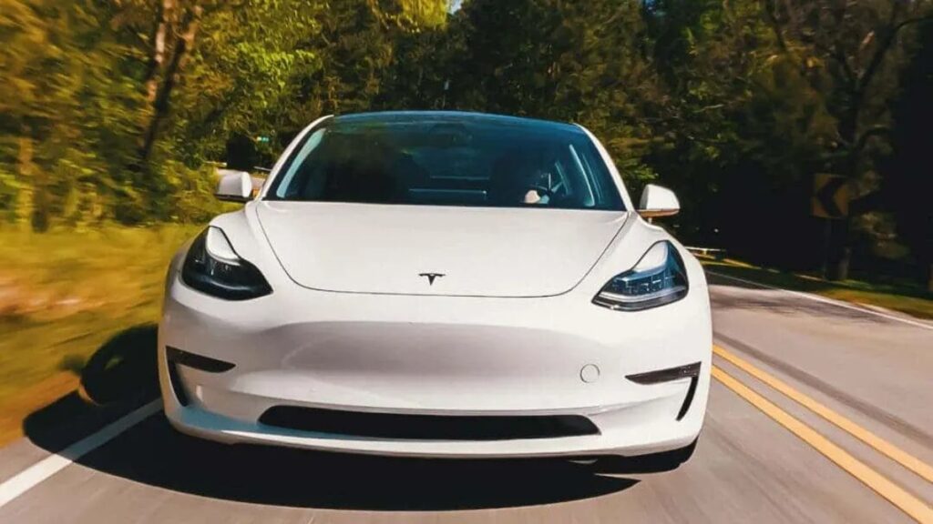 Tesla’nın Almanya’daki Kabusu: Satışlardaki Düşüş ve Elon Musk’ın Tartışmaları