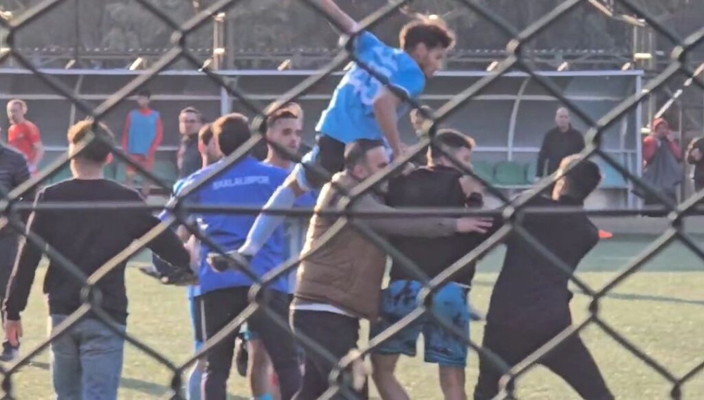 Saha Kavgası! Baklalısporlu Futbolcular Taraftara Saldırdı
