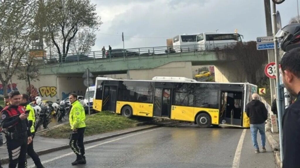 İETT Otobüsü Karaköy’de Kaza Yaptı!