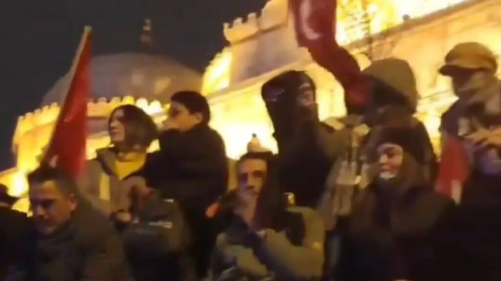 Provokatörler Cami Duvarına İşedi!