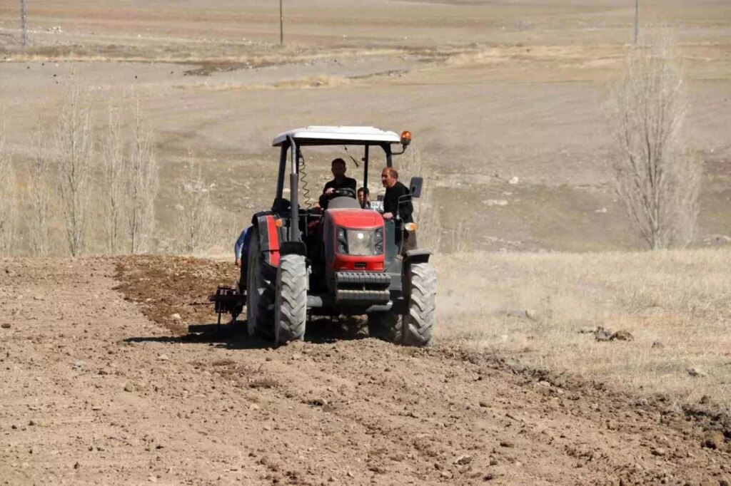 Diyadin’de Tarla Sürme Çalışmaları Başladı!