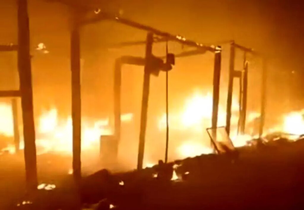 Adana’da elektrik telinin kopmasıyla çadırlar alev alev!