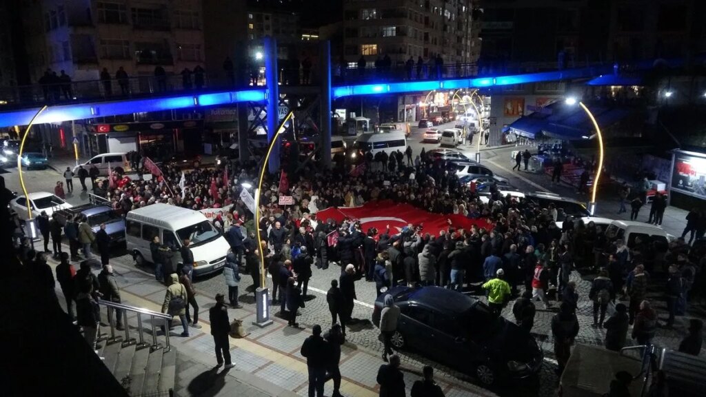 İmamoğlu’na Yolsuzluk ve Terör Suçlaması: Gergin Protesto!