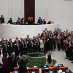 CHP’li Vekiller Kürsüyü İşgal Etti, Tepki Yağdı