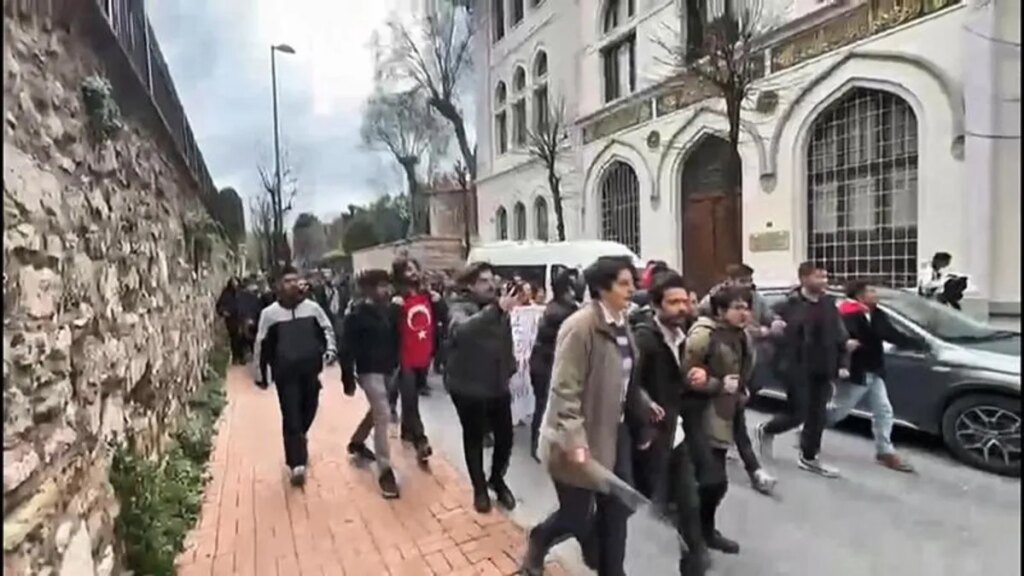 İstanbul Üniversitesi Öğrencilerinden İzinsiz Yürüyüş!