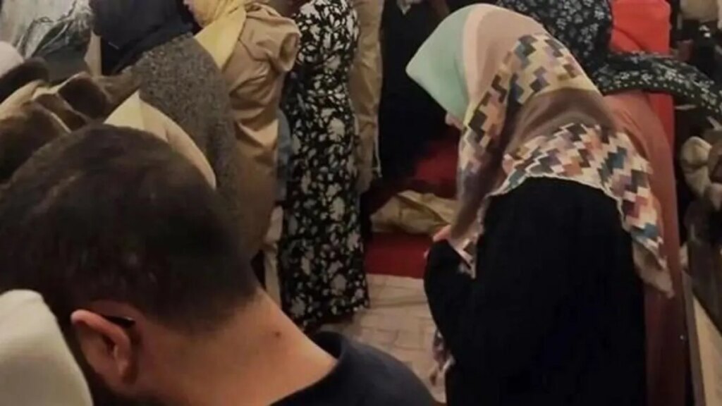 Üsküdar Camii’nde Kadın ve Erkek Teravih Kıldı!