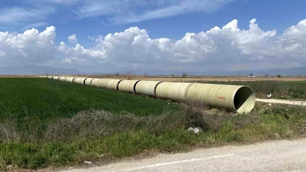 Devasa Borularla Tarım Arazileri Sulanıyor