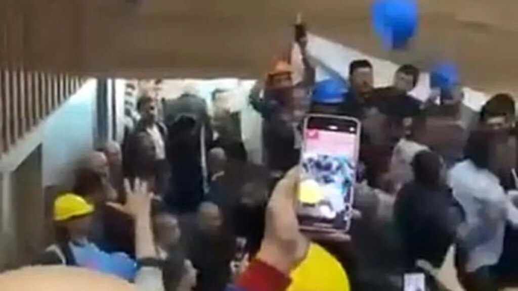İŞÇİLERDEN CHP’Lİ BAŞKANA BARET FIRLATMA OLAYI