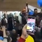 İŞÇİLERDEN CHP’Lİ BAŞKANA BARET FIRLATMA OLAYI
