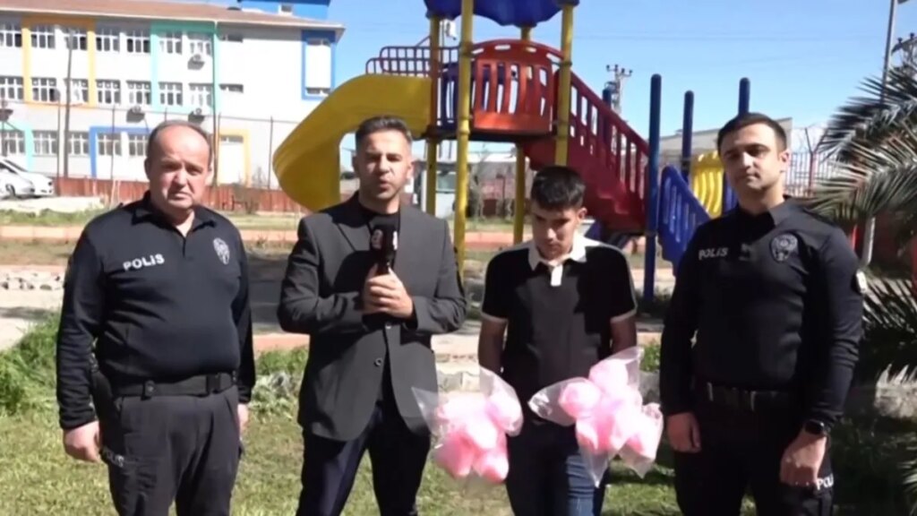 Polis Memuru Çocukları Sevindirmek İçin Şeker Dağıttı
