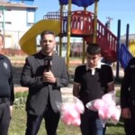 Polis Memuru Çocukları Sevindirmek İçin Şeker Dağıttı