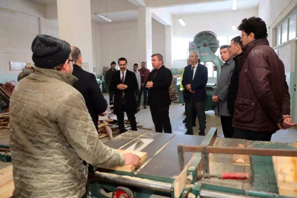 Erzincan’da Yılda 2 Milyon Arı Kovanı Çıtası Üretim Atölyesi Açıldı!