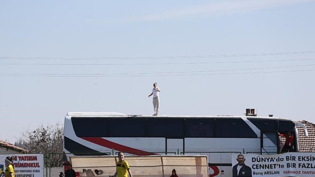 “Eskişehirspor Teknik Direktörü Otobüsün Üstünde Taktik Verdi!”