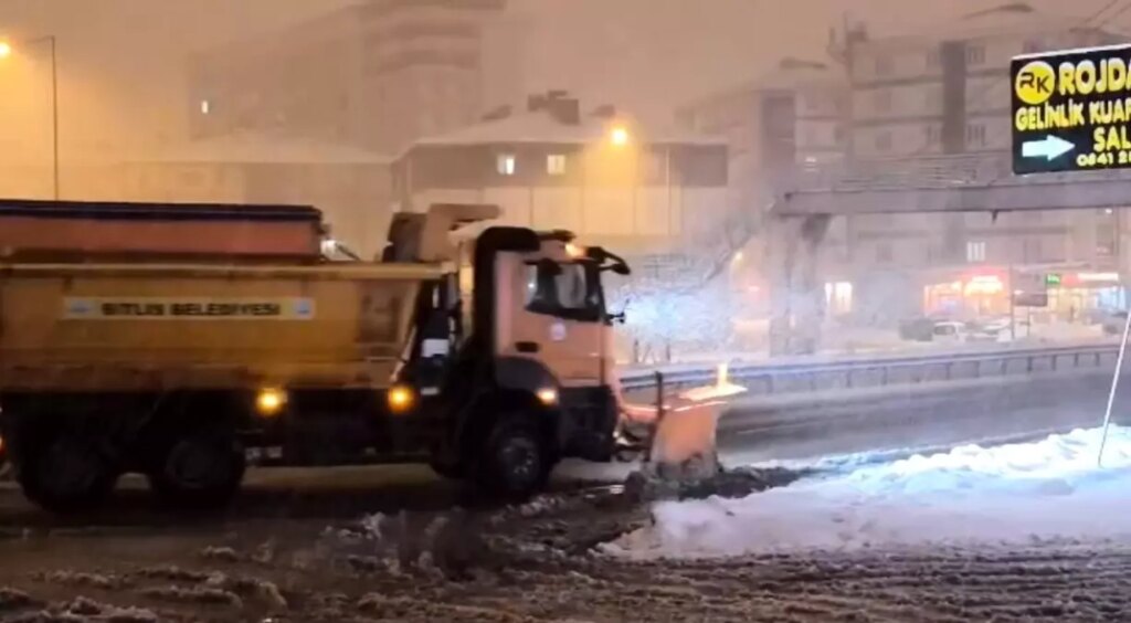 Tatvan’da Yüksek Kesimlerde Kar Yağışı Etkili