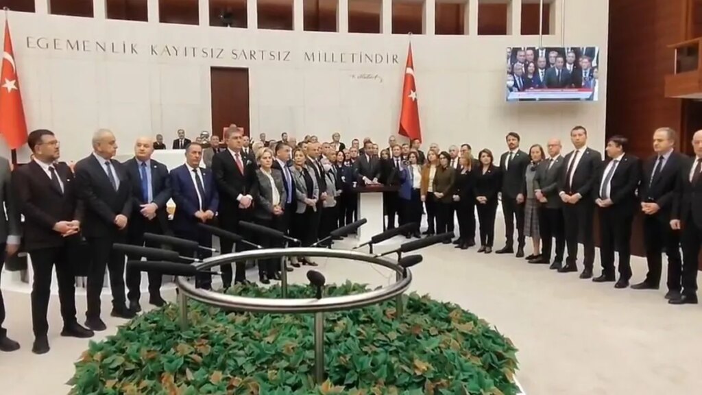 CHP’Lİ VEKİLLERİN TBMM’DE KÜRSÜ İŞGALİ!