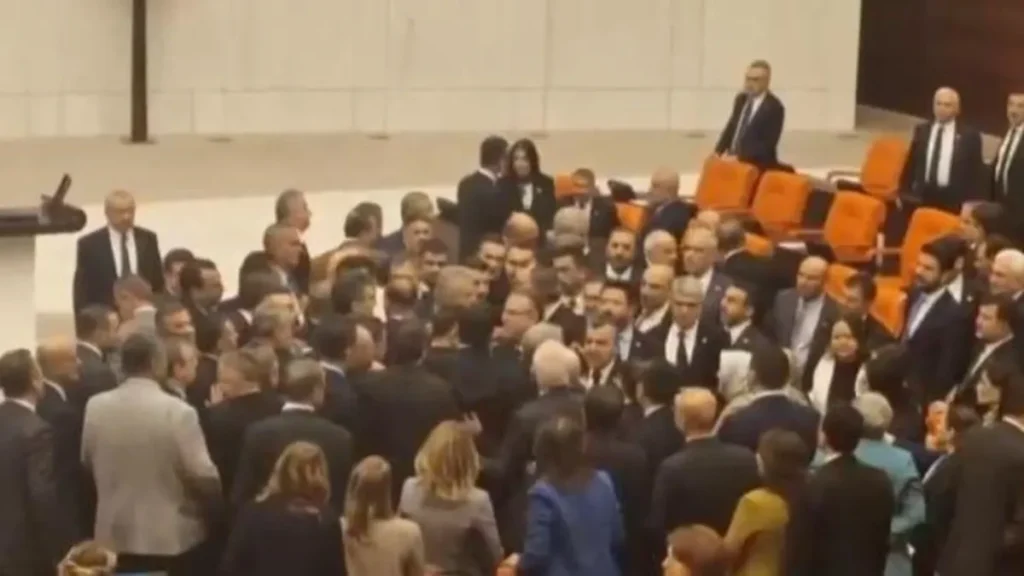 CHP’li Vekil AK Parti’ye Su Şişesi Fırlattı!