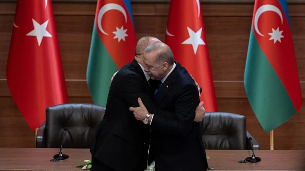 Başkan Erdoğan ile Aliyev’den samimi kucaklaşma!