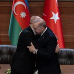 Başkan Erdoğan ile Aliyev’den samimi kucaklaşma!